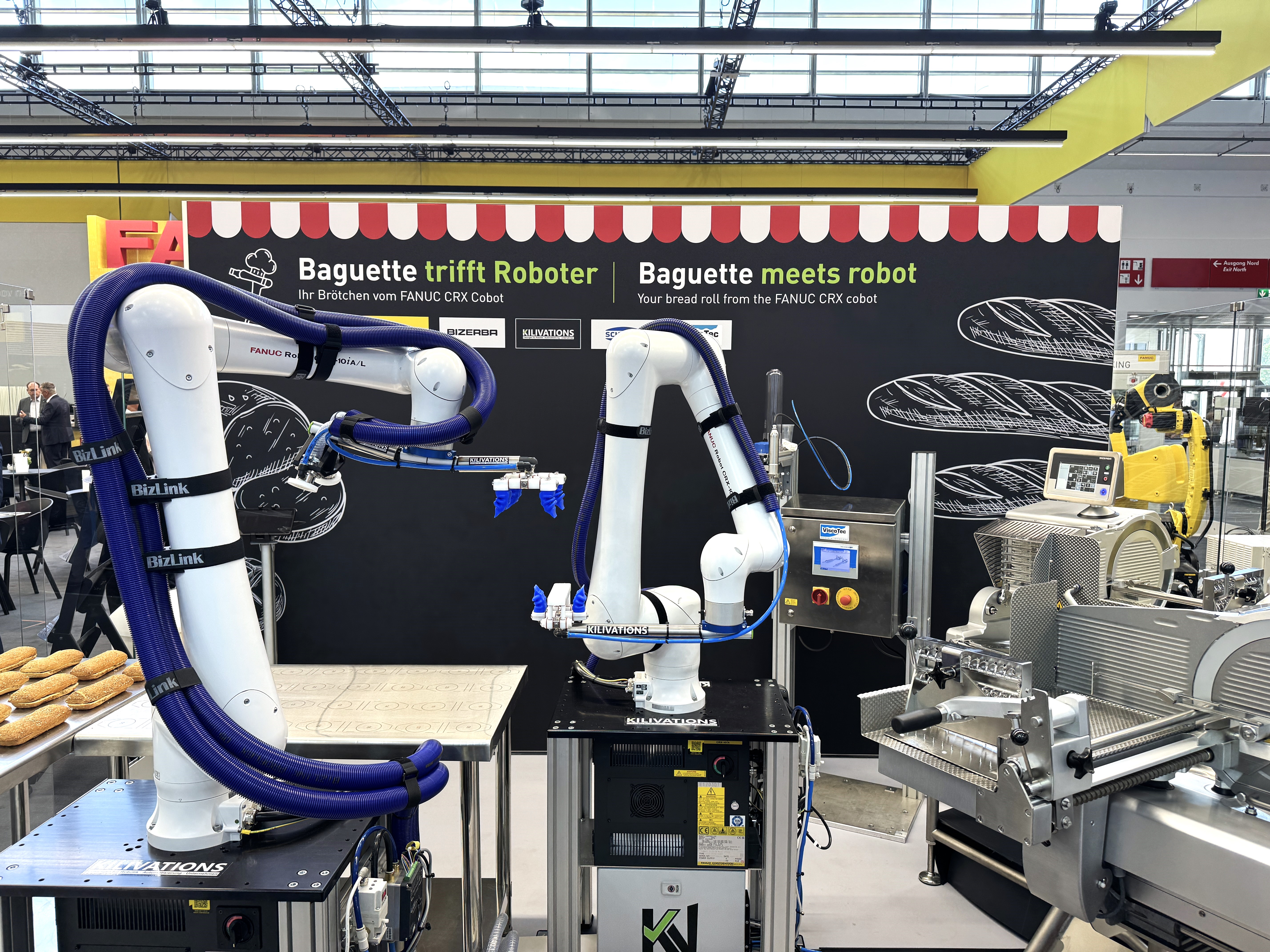 La précision assistée par robot à son meilleur niveau : La station sandwich automatisée combine le tranchage, le dosage et la manipulation en un seul processus transparent.